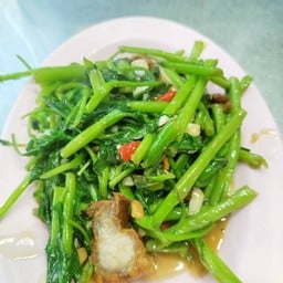 ผัดผักบุ้งหมูกรอบ