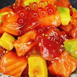 ข้าวหน้าปลาดิบรวมโปเกะ