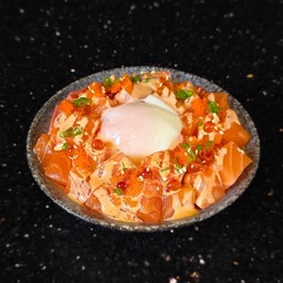 LM9. Diced Spicy Salmon & Onsen Egg ข้าวหน้าแซลมอนหั่นเต๋าราดซอสสไปซี่และไข่ออนเซ็น