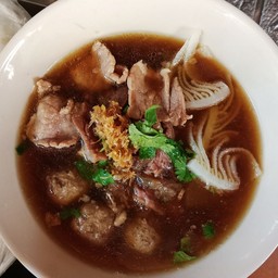 ก๋วยเตี๋ยวลูดชิ้นเนื้อสดสไบนาง