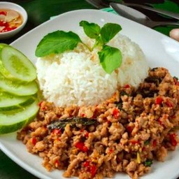 กะเพราหมู  ราดข้าว