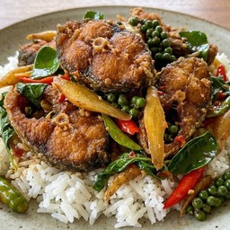 ข้าว ผัดฉ่าปลาดุกทอดกรอบ