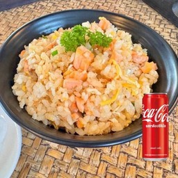 ข้าวผัดแซลม่อน 1 + โค้ก 1 ป๋อง
