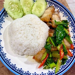 คะน้าหมูกรอบ