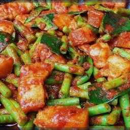 ข้าวสามชั้นผัดพริกแกง