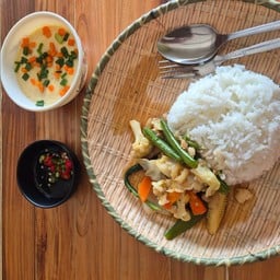 ข้าวราดแกงคุณยาย(แม่นัส)