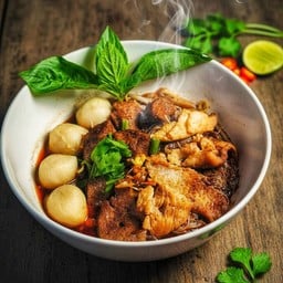 ก๋วยเตี๋ยวหมู-น้ำตก (พิเศษ)