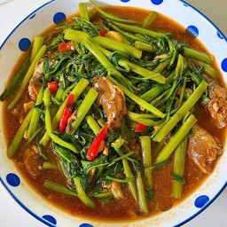 ข้าว เครื่องแกงผักบุ้งปลากระป๋อง