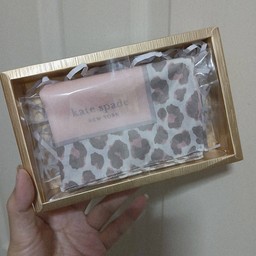 ของขวัญ ผ้าเช็ดหน้าKade Spadeแท้ ในกล่องของขวัญสีทอง