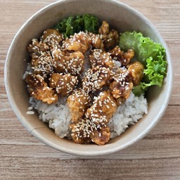 ข้าวไก่กรอบราดซอสน้ำปลา