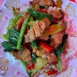 ข้าวคะน้าหมูกรอบ