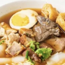 ก๋วยจั๊บหมูกรอบ+ไข่ကျပ်မိုးကော်ခိုင်