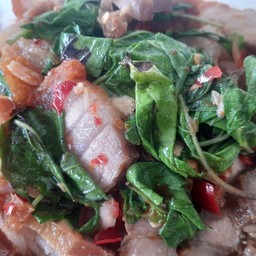 กะเพราหมูกรอบราดข้าว