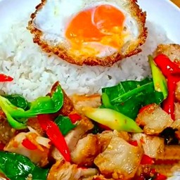 คะน้าหมูกรอบ+ไข่ดาว ราดข้าว