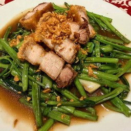 ผักบุ้งไฟแดงหมูกรอบ
