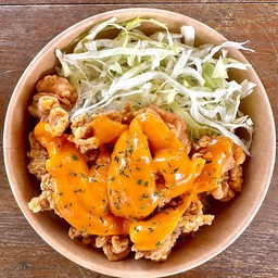 ข้าวไก่กรอบซอสชีสสไปซี่