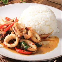 ข้าวราดปลาหมึกผัดน้ำพริกเผา