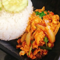 ข้าวผัดพริกแกงไก่สับ