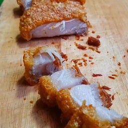 ยำคะน้าหมูกรอบ