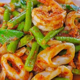ข้าวผัดพริกแกงทะเล