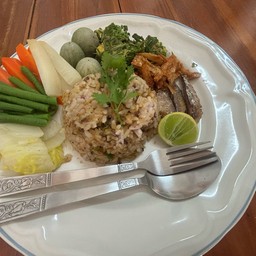 ข้าวผัดน้ำพริกลงเรือ+ ผักสด๋ผักลวก
