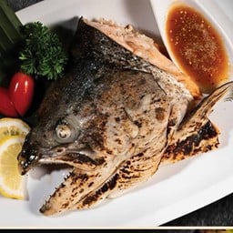 salmon Kama Yaki หัวปลาแซลมอนย่างเกลือน้ำจิ้มซีฟู้ด