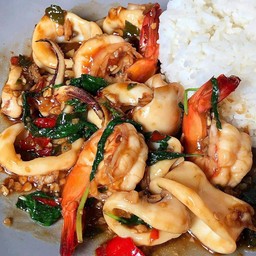 ข้าวผัดกะเพราหมึก