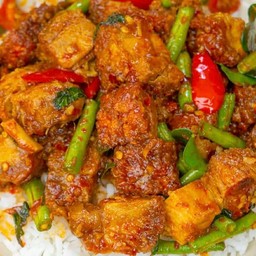 ข้าวผัดพริกแกงหมูกรอบ