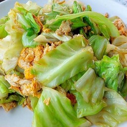 ข้าวหน้ากะหล่ำปลีผัดไข่