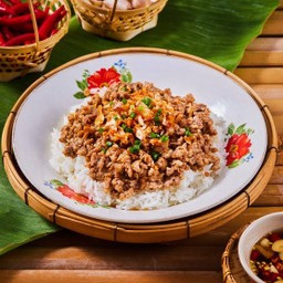 ข้าวหมูสับปลาร้าทอดกระเทียม