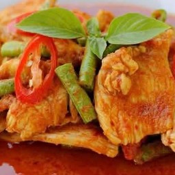 ข้าวราดผัดพริกแกงหมู