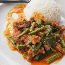 ข้าวหมูผัดพริกแกง