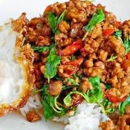 ข้าวกระเพราหมูสับไข่ดาว