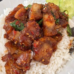 ข้าวผัดกะเพราหมูกรอบ