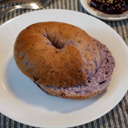 Blueberry Bloom Bagel (เบเกิลบลูเบอรี่)