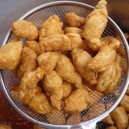 ลูกชิ้นปลาระเบิด(ชุบแป้งทอดหนึ่งไม้มี 4ชิ้น)