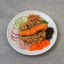 ข้าวผัดกะเพราโชยุ แซลมอลสเต็ก