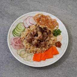 ข้าวผัดต้มยำแกมบาส สันคอหมูย่าง