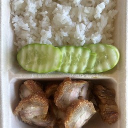 024+040 ข้าวสวย หน้าหมูกรอบ น้ำจิ้มแจ่ว