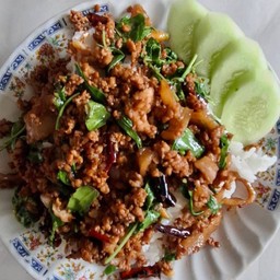 ผัดกะเพาเนื้อชิ้น.ราดข้าวสวยร้อนๆๆ