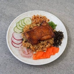 ข้าวผัดกะเพราโชยุ สะโพกไก่ย่าง