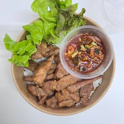 ข้าวหมูทอดน้ำจิ้มแจ่ว