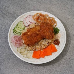 ข้าวผัดต้มยำแกมบาส ไก่ทอด