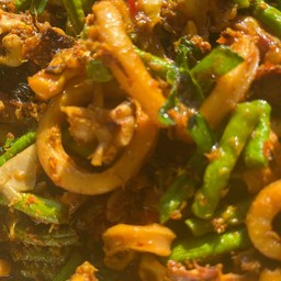 ผัดเผ็ดปลาหมึก