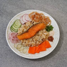 ข้าวผัดต้มยำแกมบาส แซลมอลสเต็ก