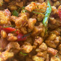 ผัดพริกขิงหมูกรอบ