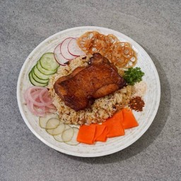 ข้าวผัดต้มยำแกมบาส สะโพกไก่ย่าง