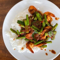 ผัดพริกแกงกุ้งราดข้าว