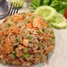 ข้าวผัดกระเทียมแซลมอน