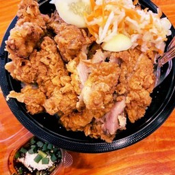 ข้าวไก่ทอดน้ำจิ้มแจ่ว